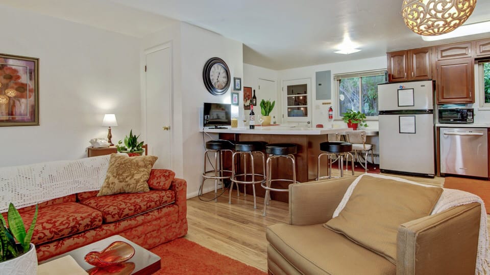 Large peninsula with plenty of room for serving. 