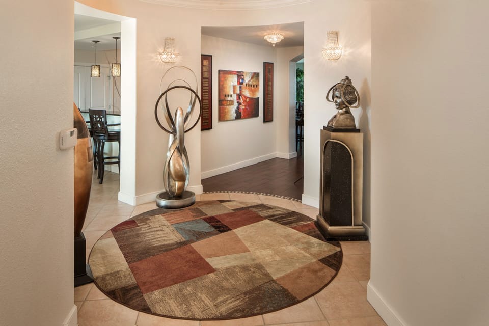 Entrance Foyer.
Enjoy the Art Deco Style