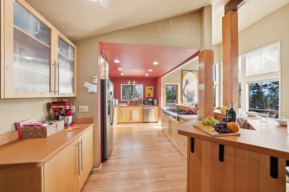  Enjoy cooking and sharing meals in this spacious, light-filled kitchen
