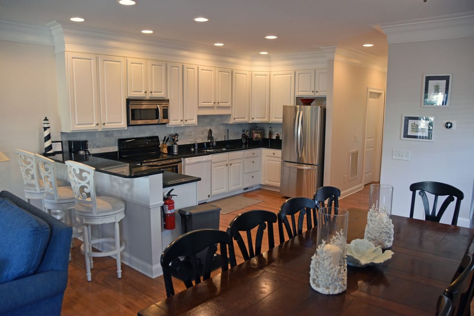 Full Kitchen, Granite Countertops, Range, Dishwasher, Refrig, Microwave