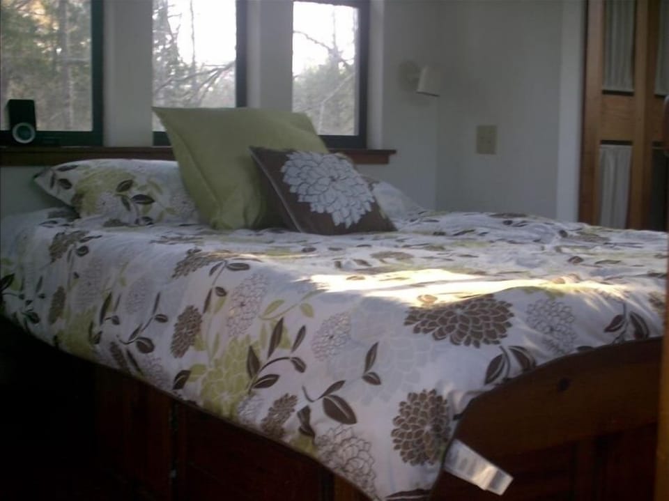 This Queen size pillow top bed will take you to a deep relaxing sleep.