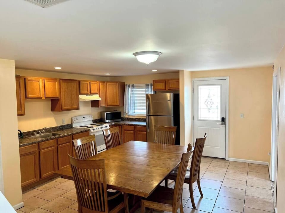 Kitchen/Dining Room (2)