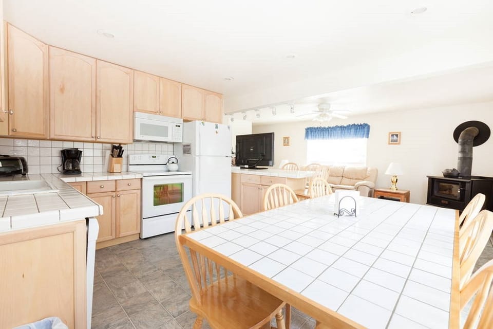 Kitchen: Dishwasher, Oven, Microwave, Refrigerator