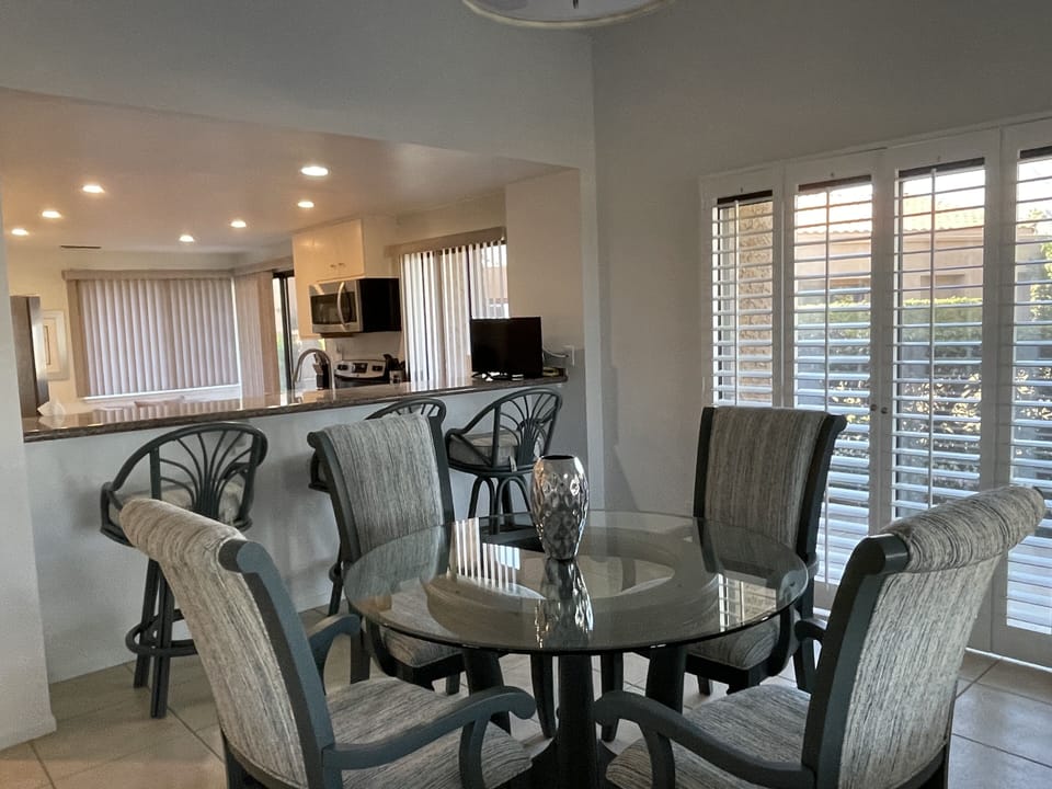 Dining room and breakfast bar