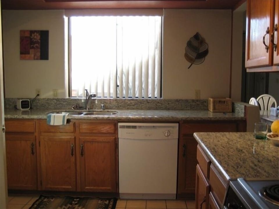 Kitchen - Granite Countertops, Dishwasher, Microwave, Oven/Cooktop, Fridge