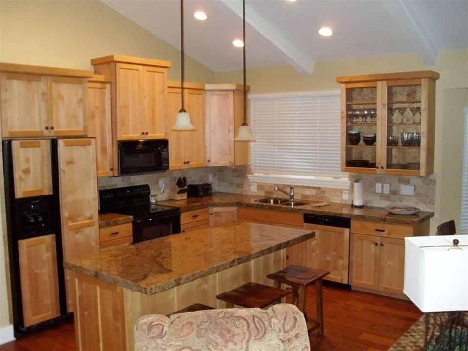 Fully stocked kitchen for the chef in your party - or call out for pizza.