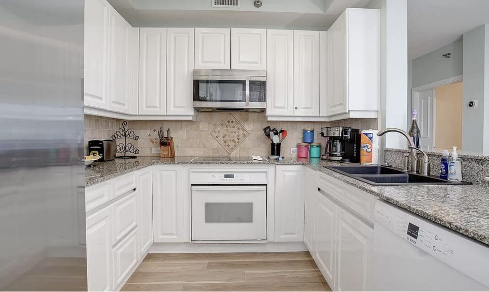 Fully Stocked Kitchen
