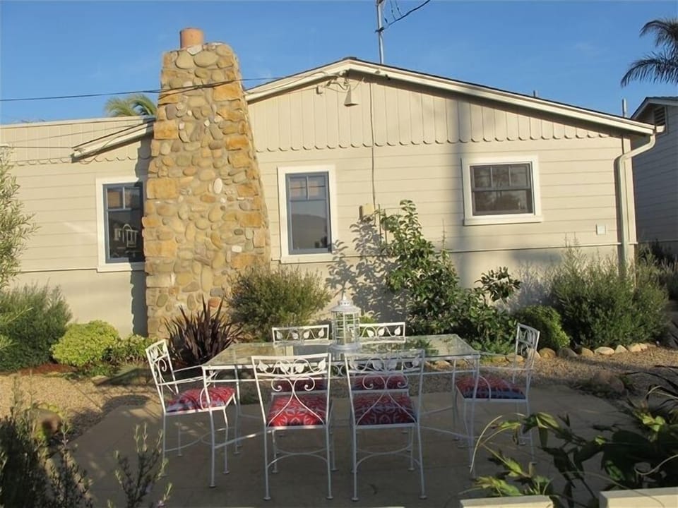 Corner Cottage - garden and patio.