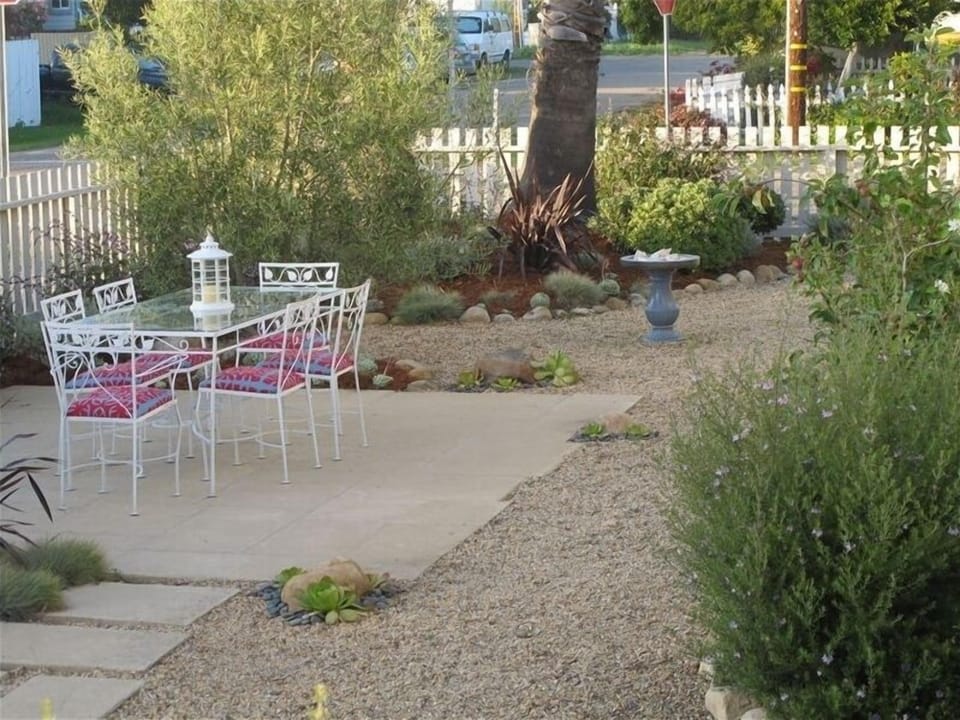 Corner Cottage - garden and patio with dining alfresco.
