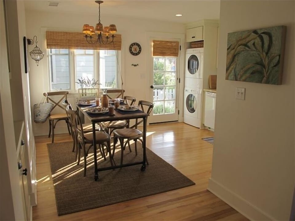 Corner Cottage - dining area