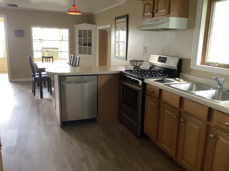 kitchen
dishwasher
gas range