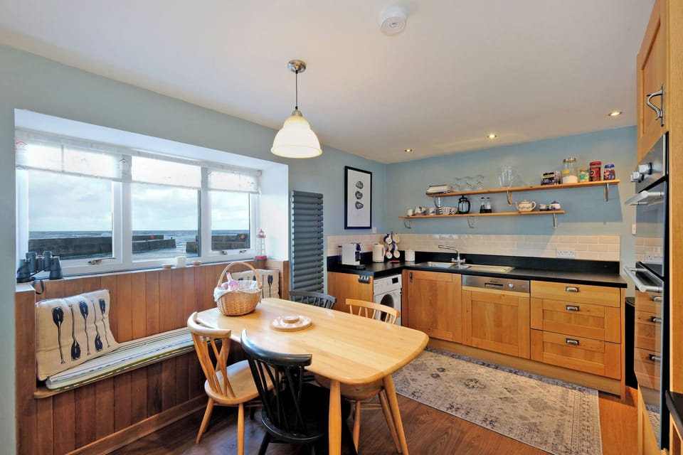 Kitchen with sea view 