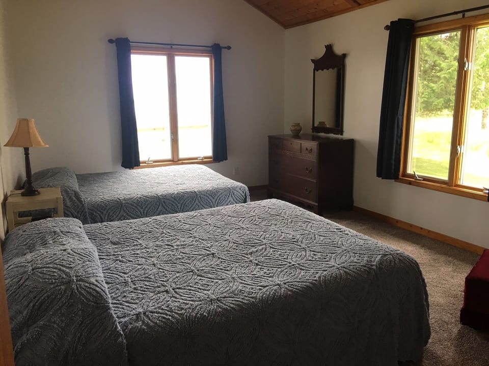 Main House bedroom 2 queen beds