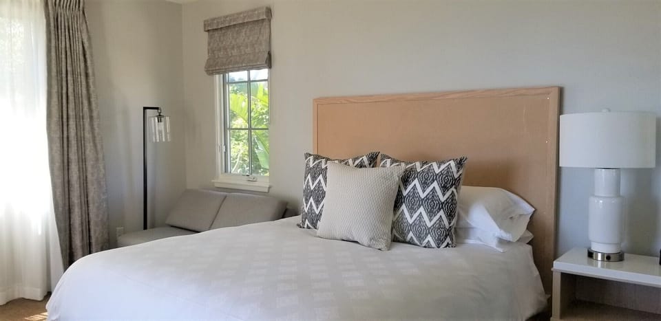 Luxurious King Breakaway Guestroom with Twin Pull Out Comfort Sleeper