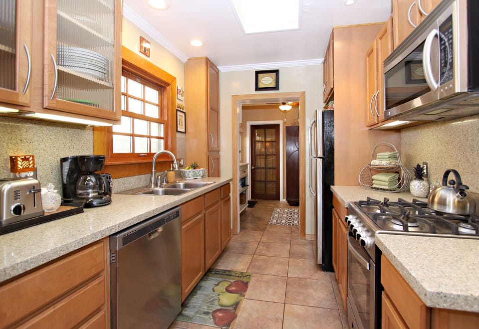  Kitchen with gas range, dishwasher, microwave, Mr coffee , ☕️ Keurig & French Pr