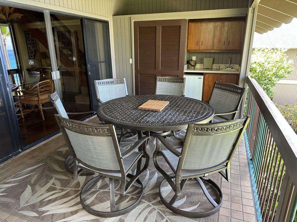 Lanai dining and wet bar
