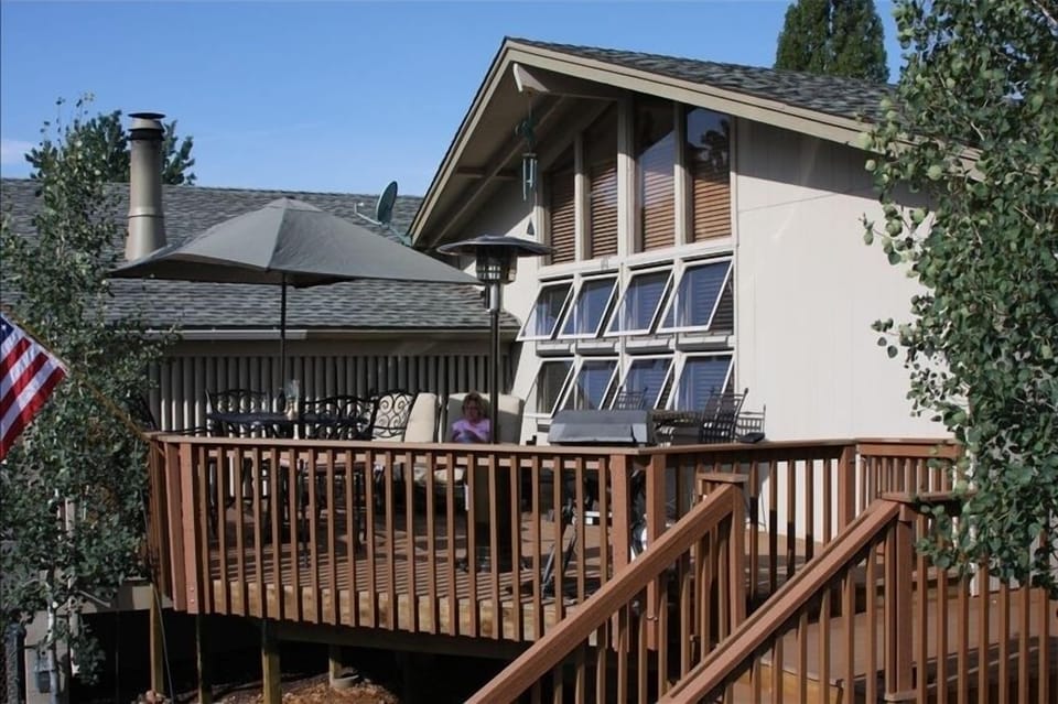 Front deck with patio table 6 chairs, 2 chaise loungers, 2 endtables & grill