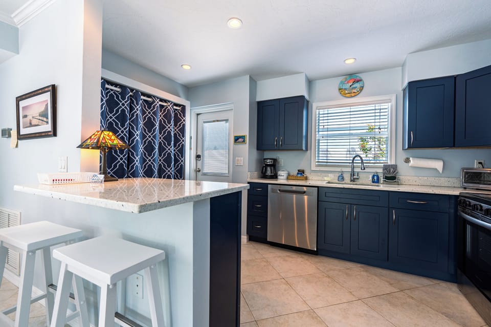 Kitchen with breakfast bar