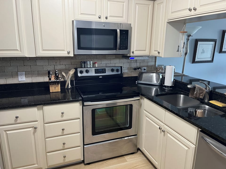 Updated kitchen with all the amenities!