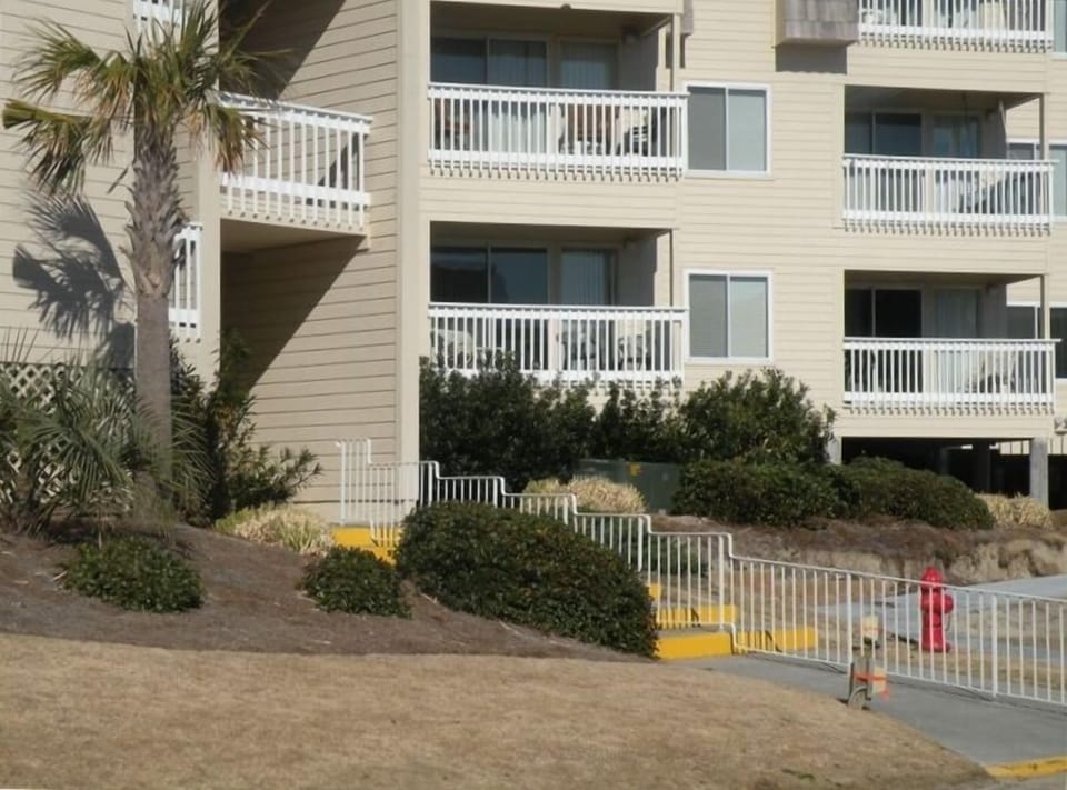 Ground floor unit close to the beach/parking/pools makes everything convenient!