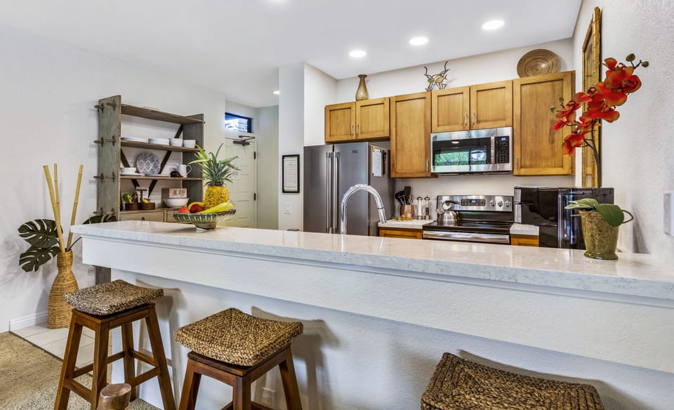 Kitchen, Swivel Bar Stool Eating Area