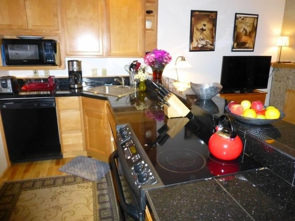 Kitchen with breakfast bar