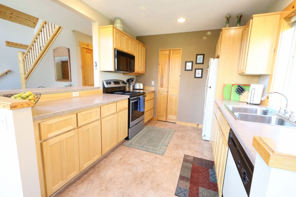 Extremely well equipped kitchen makes eating-in fun.