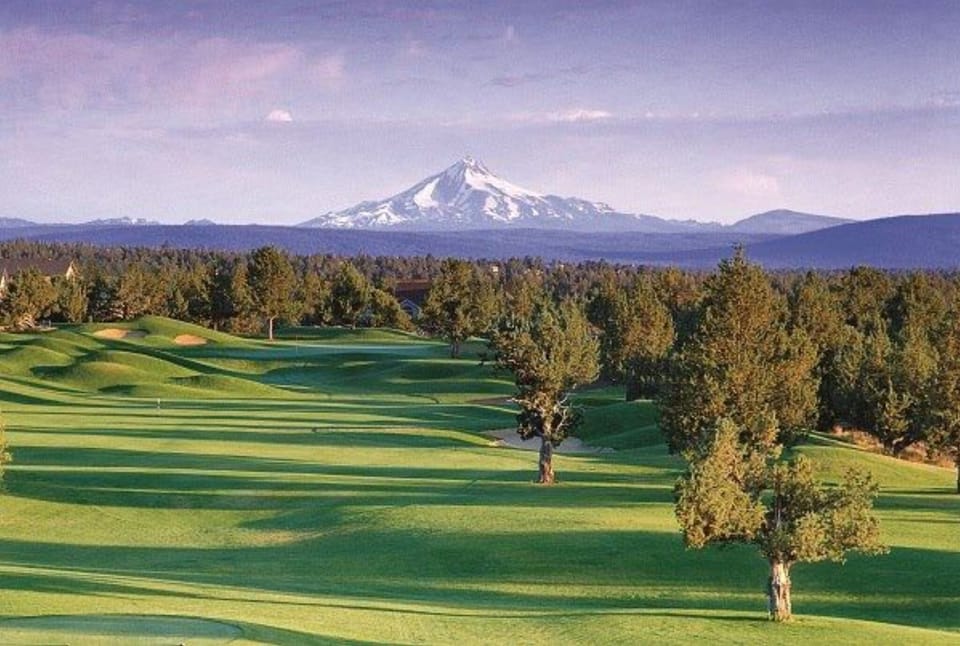Views of the Cascades from the resort.  Just book it already!  Call 503 970 4039