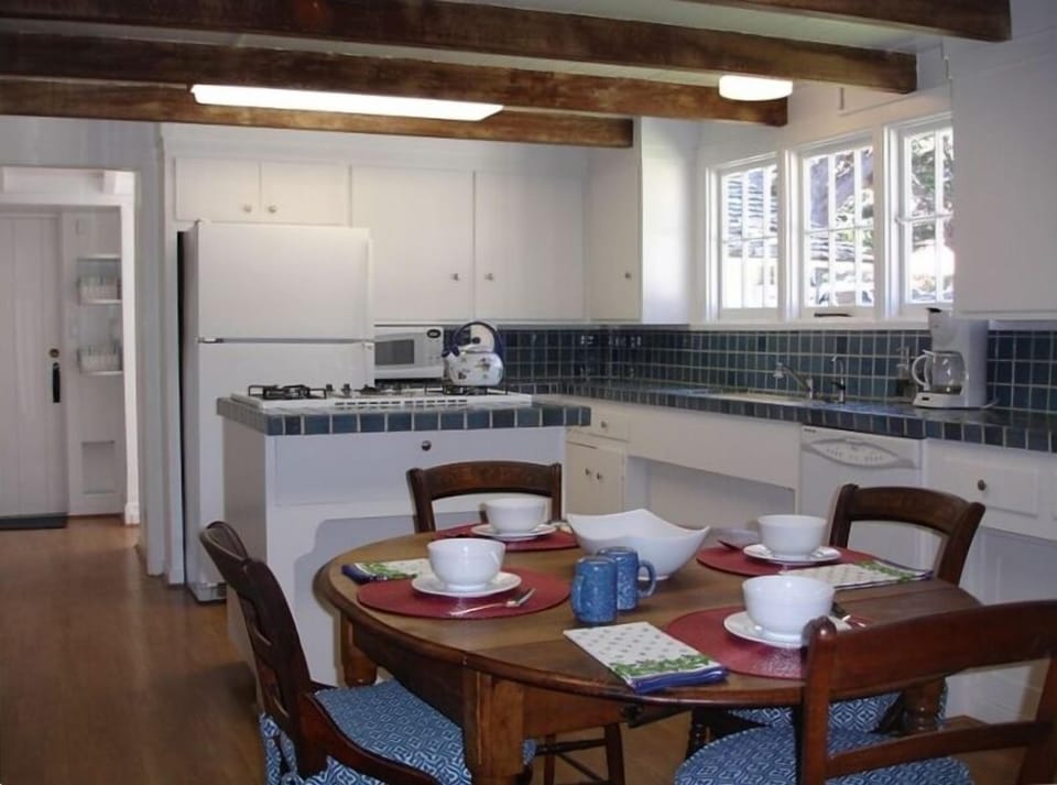 Kitchen with breakfast nook
