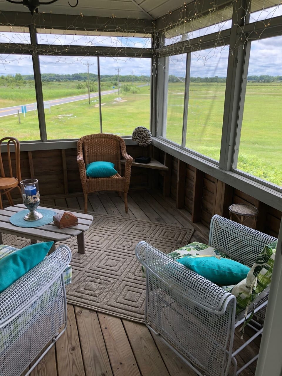 Screened in porch area