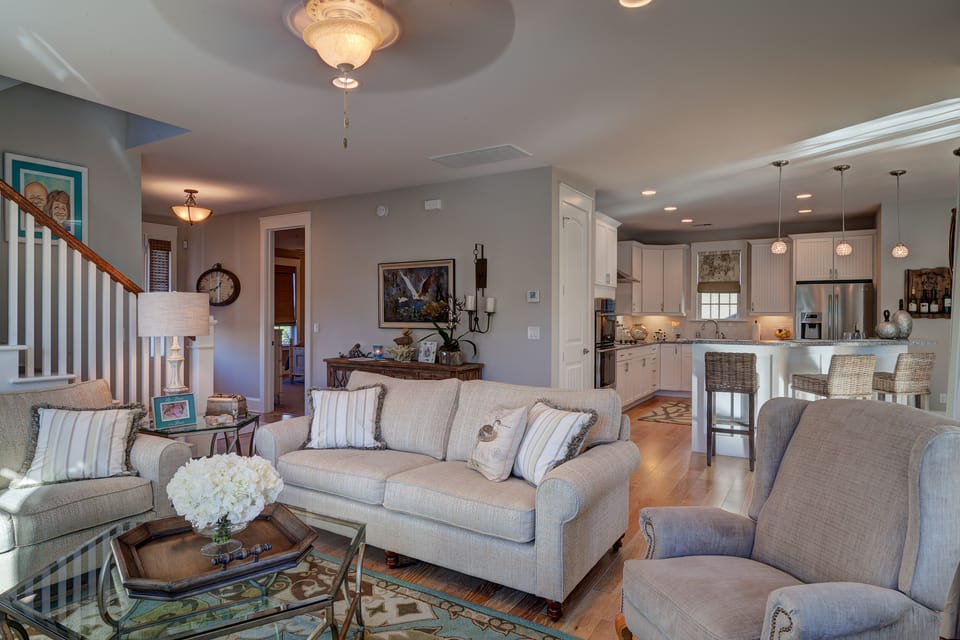 Great room with open floor plan, perfect for get togethers