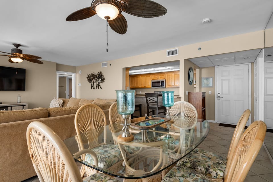 Dining area with seating for 6
