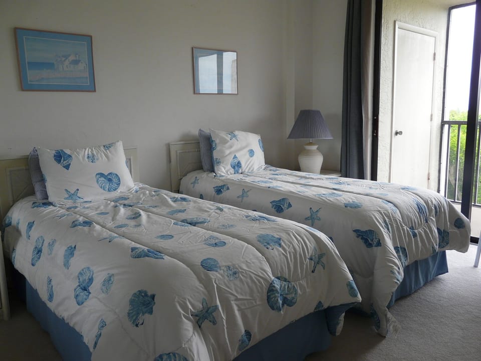 Guest bedroom (sliding door out to lanai; adjoining full bathroom)