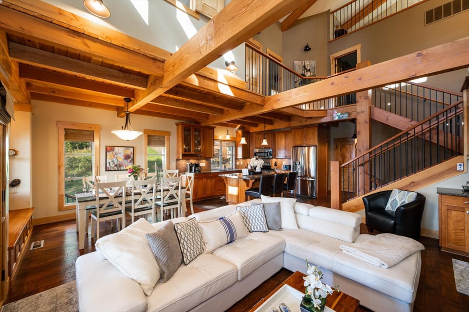 Kitchen / Great Room: open beam.