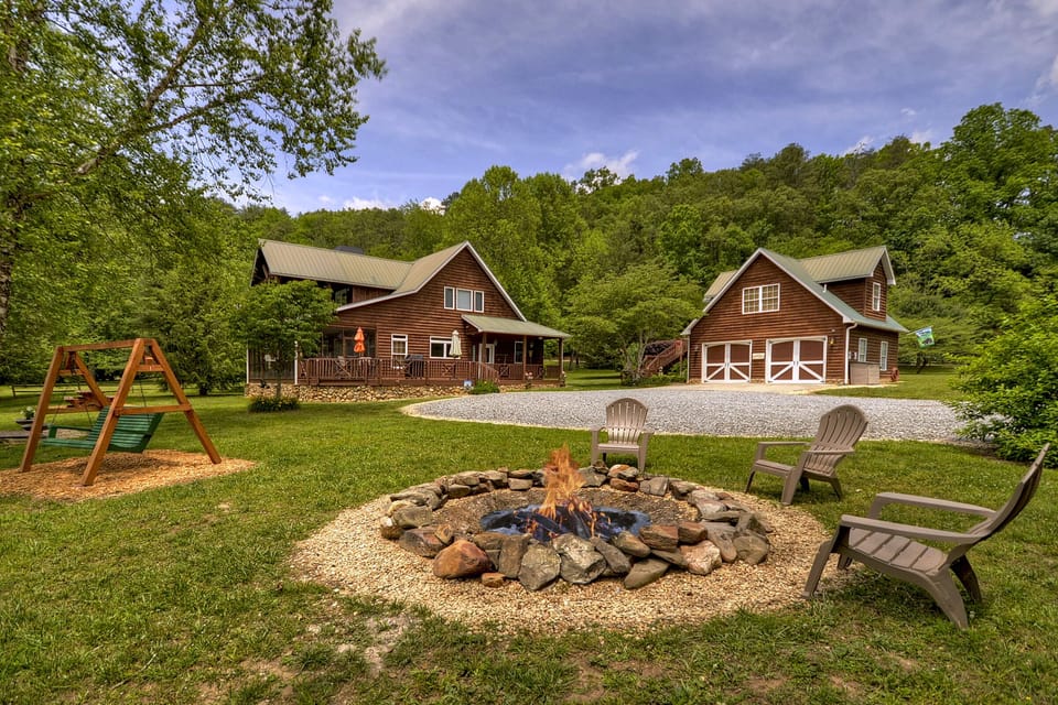 Bordd'eau River House... directly on the river.