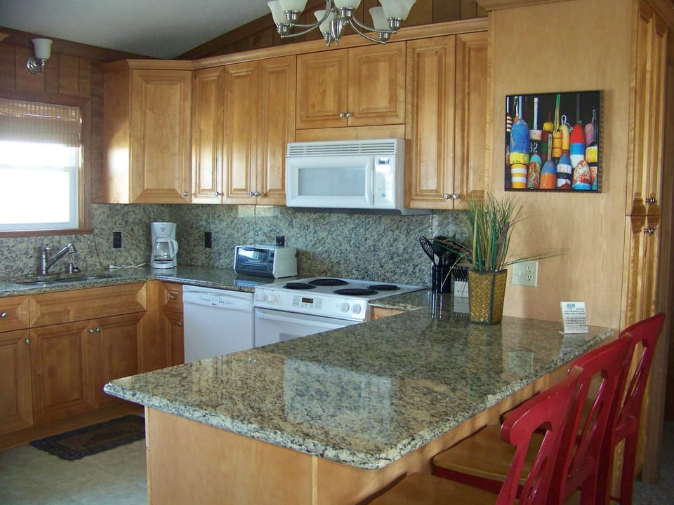 Kitchen - granite counters and backsplash