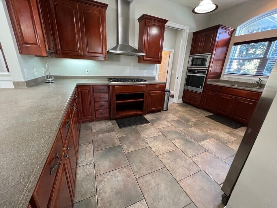 Oversized kitchen, perfect for entertaining