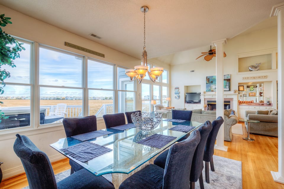Dining room with beautiful view!