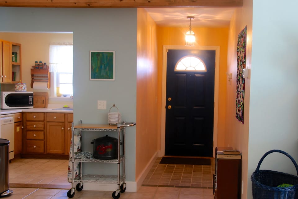 Your front entrance hallway & a peek into the kitchen.  Lobster pot too!