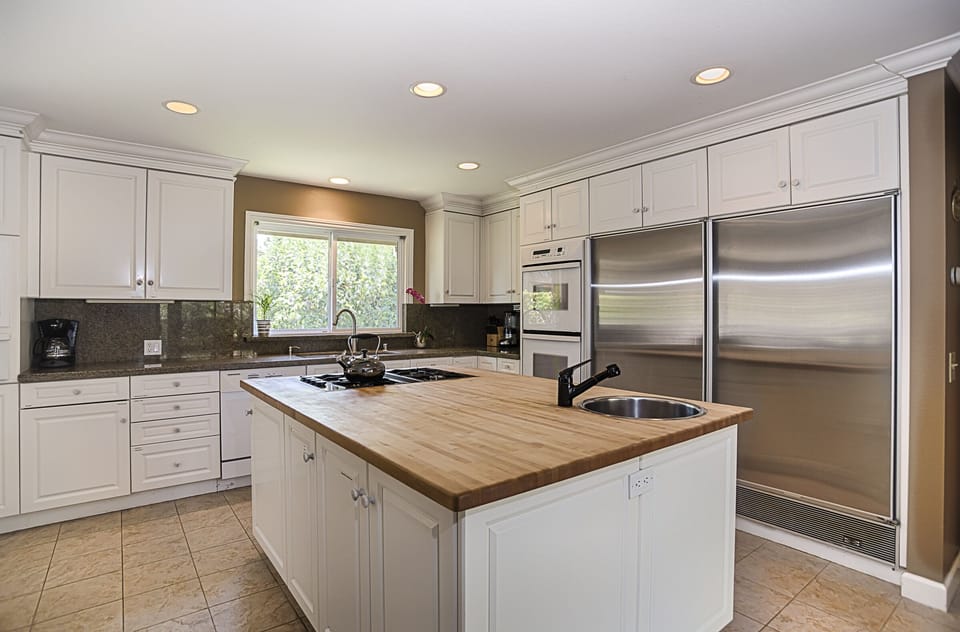 Kitchen with large central island