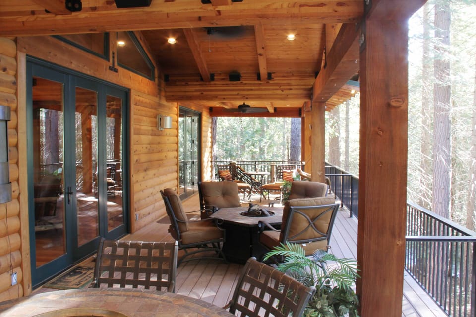 Upper deck with dining area and fire pit
