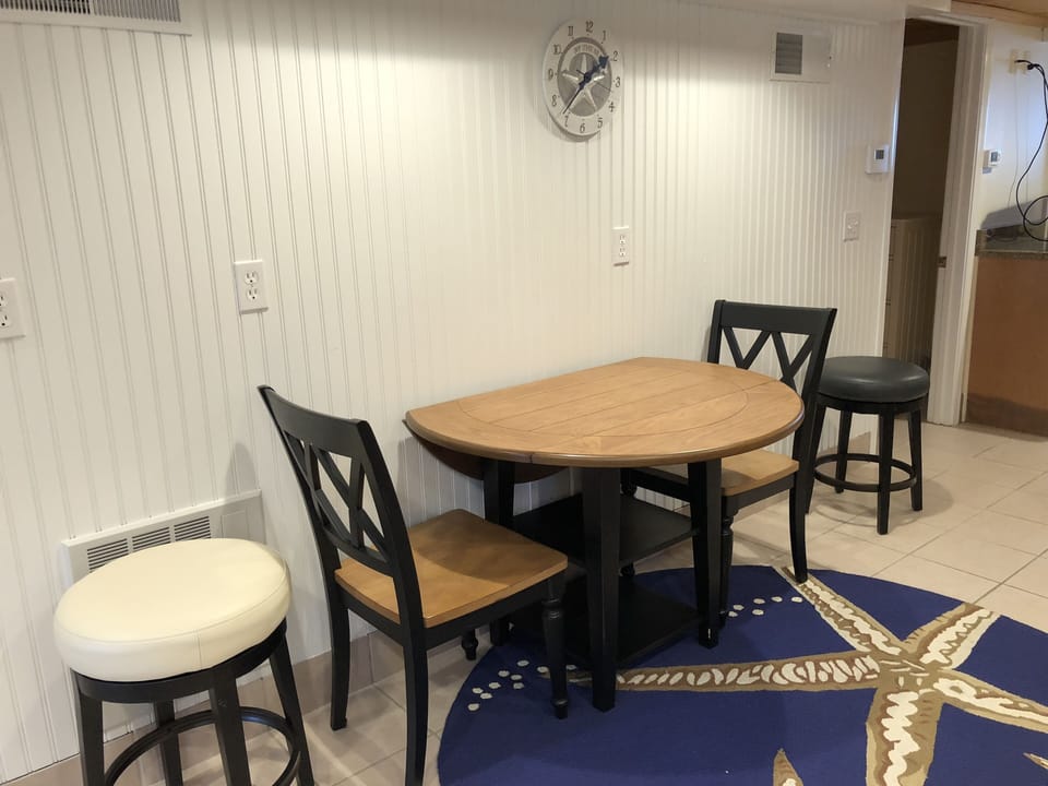 New Kitchen table and eating area