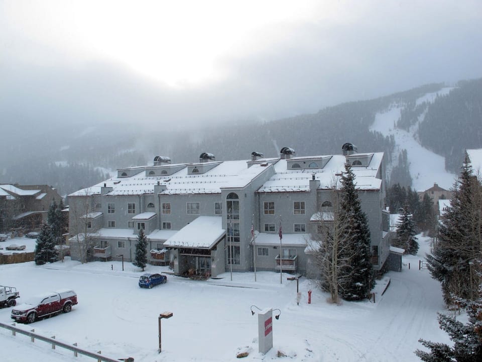Liftside Condos (near the Mountain House lifts, ski school, terrain park, cafes)