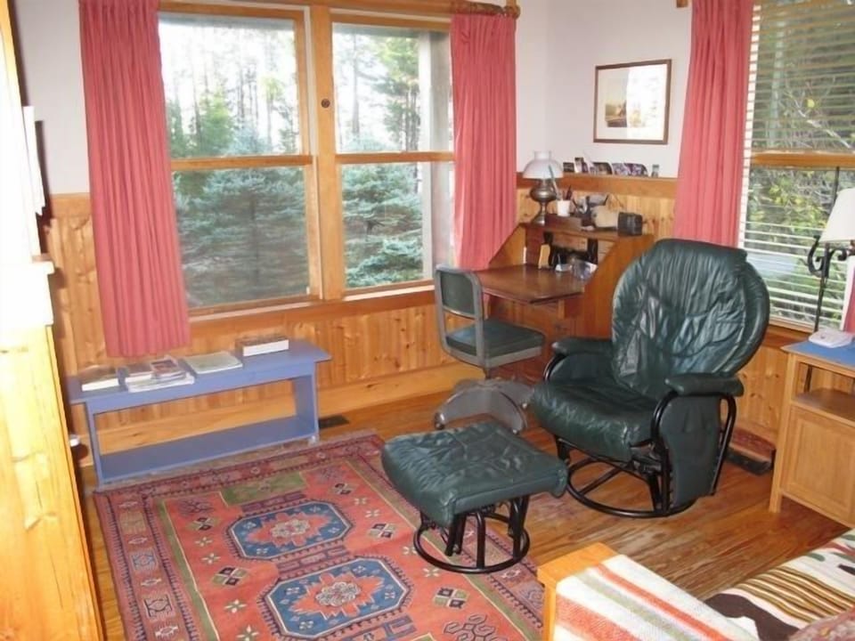 Entertainment room has leather recliner and flat screen HDTV.