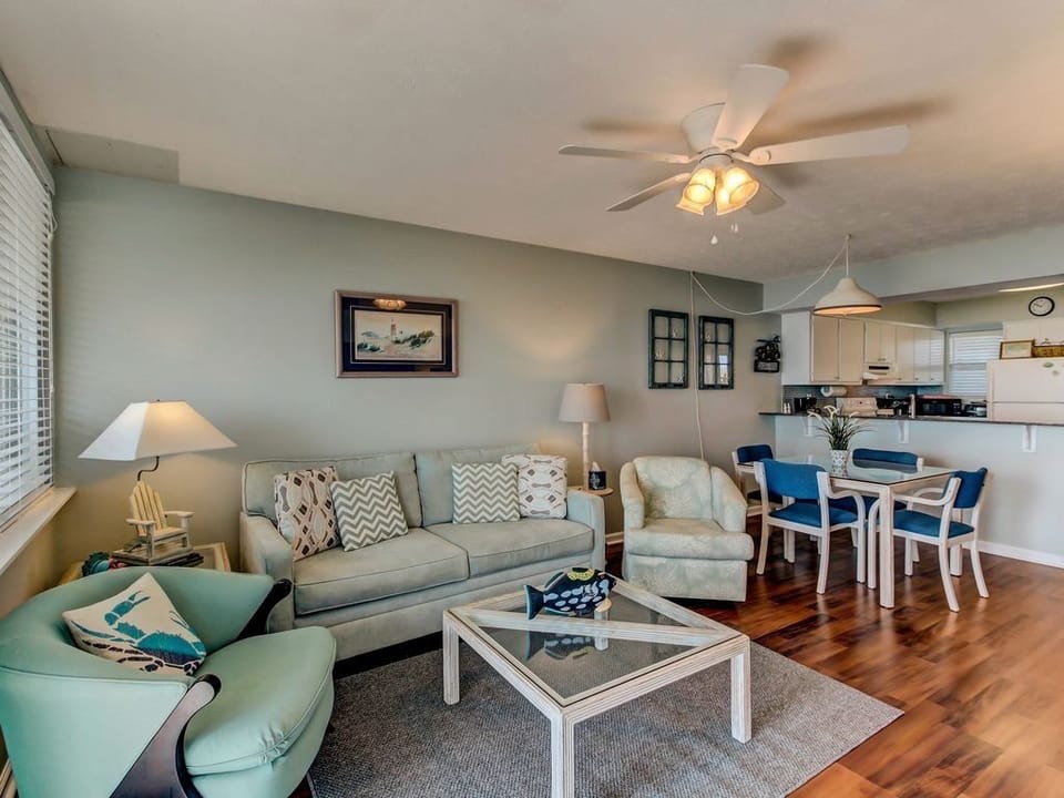 Bright decor and freshly painted!