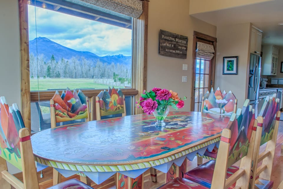 dining table w/ west facing mountain view.