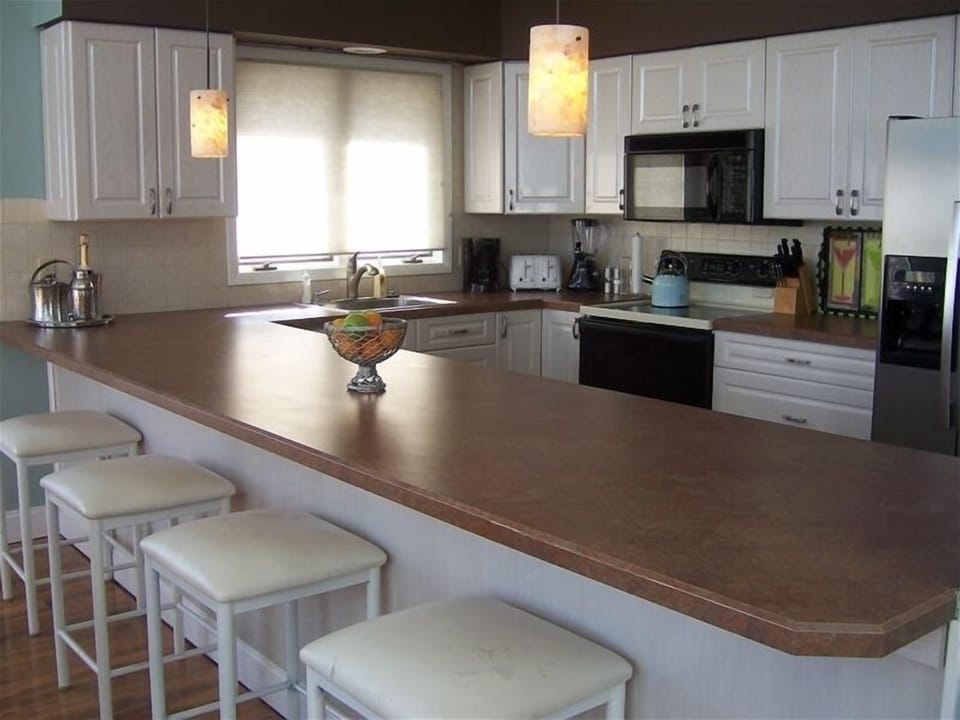  Kitchen With Open Plan to Dining and Living Area