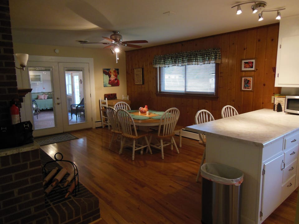 Dining room (seats 11)