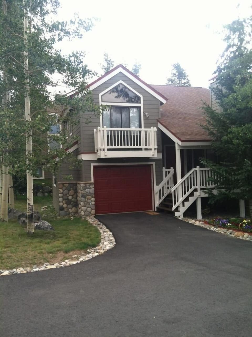 Parking for 3 cars with 1 car garage! 