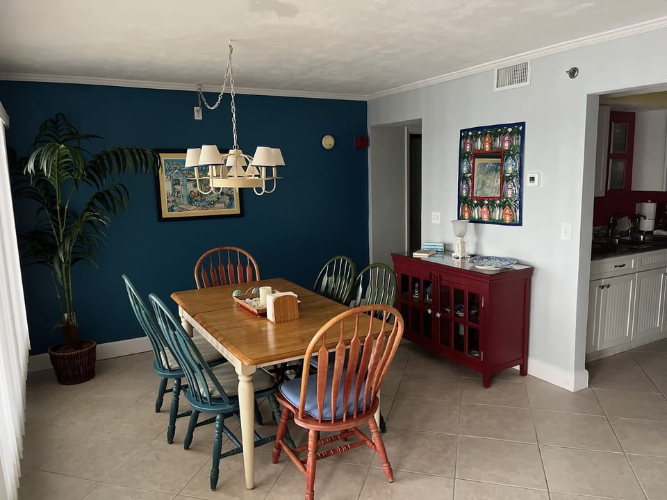 Caribbean style dining room, seating for 6
